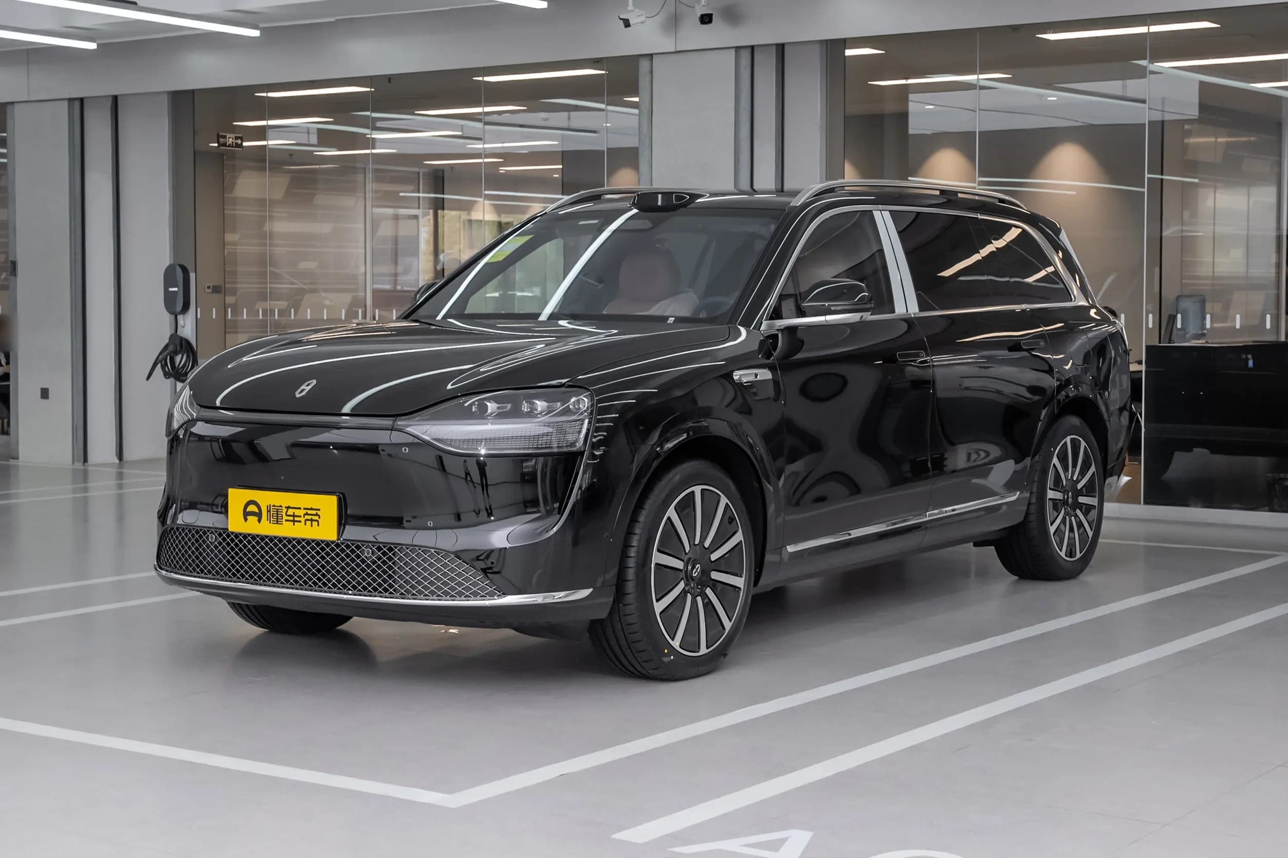 AITO M9 EV Max 6 мест у Беларусі — фота 1