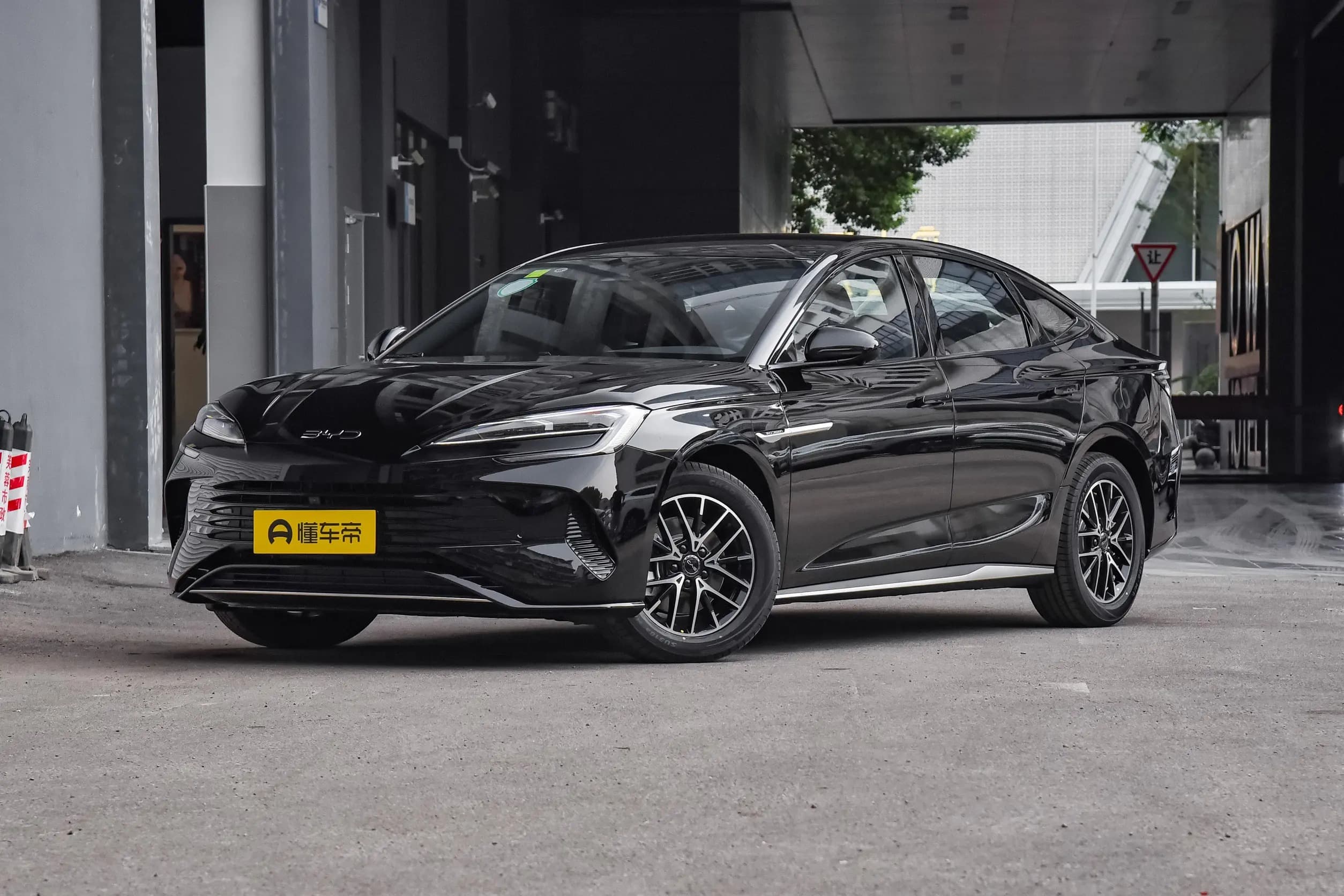 BYD Seal 07 DM-i 135 Luxury у Беларусі — фота 1
